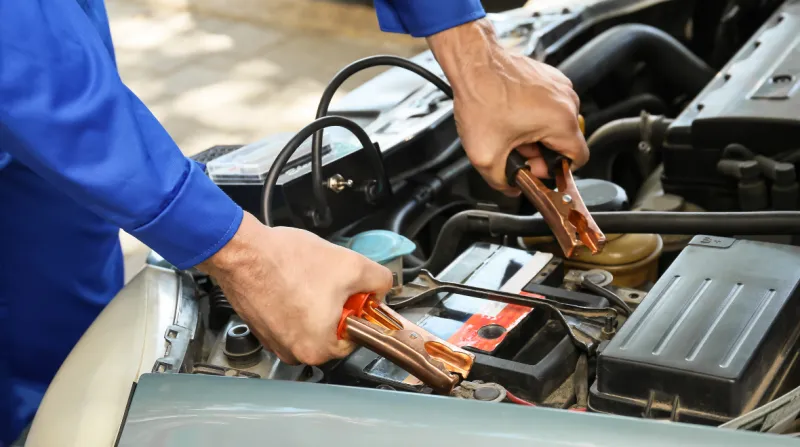 Man Testing Modern Car Battery_wp Man Testing Modern Car Battery_wp